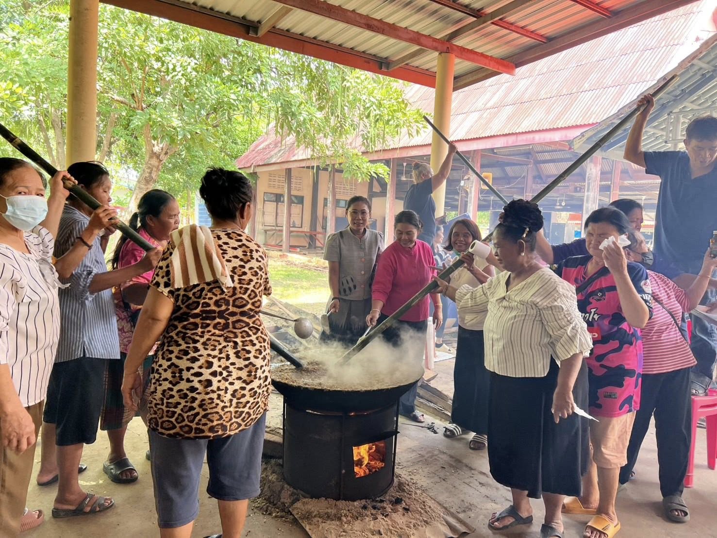 พช.ปักธงชัย ร่วมสืบสานประเพณีออกพรรษา