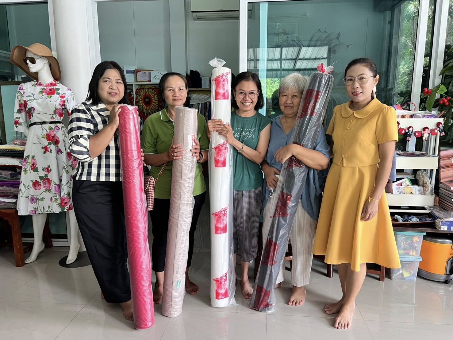 พช.ปักธงชัย มอบวัสดุ ตามโครงการเชิดชูเกียรติคนกองทุนพัฒนาบทบาทสตรี ประจำปี 2568