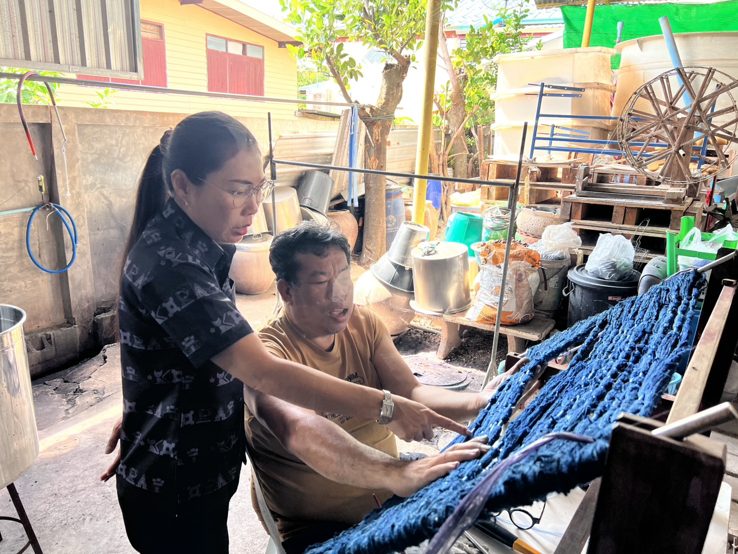 สำนักงานพัฒนาชุมชนอำเภอปักธงชัย ติดตามการดำเนินงานกลุ่มหัตถกรรมผ้าไหมบ้านดู่