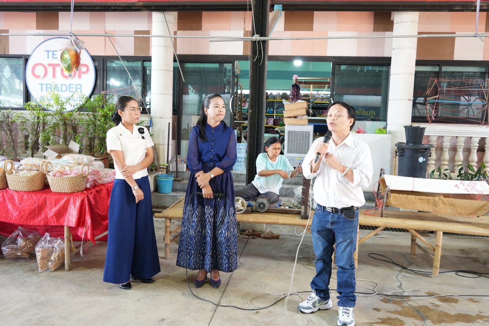 พช.ปักธงชัย ร่วมให้การต้อนรับคณะกรรมการพัฒนาสตรีเทศบาลนครแหลมฉบัง ศึกษาดูงานศูนย์ไหมนครชัยบุรินทร์