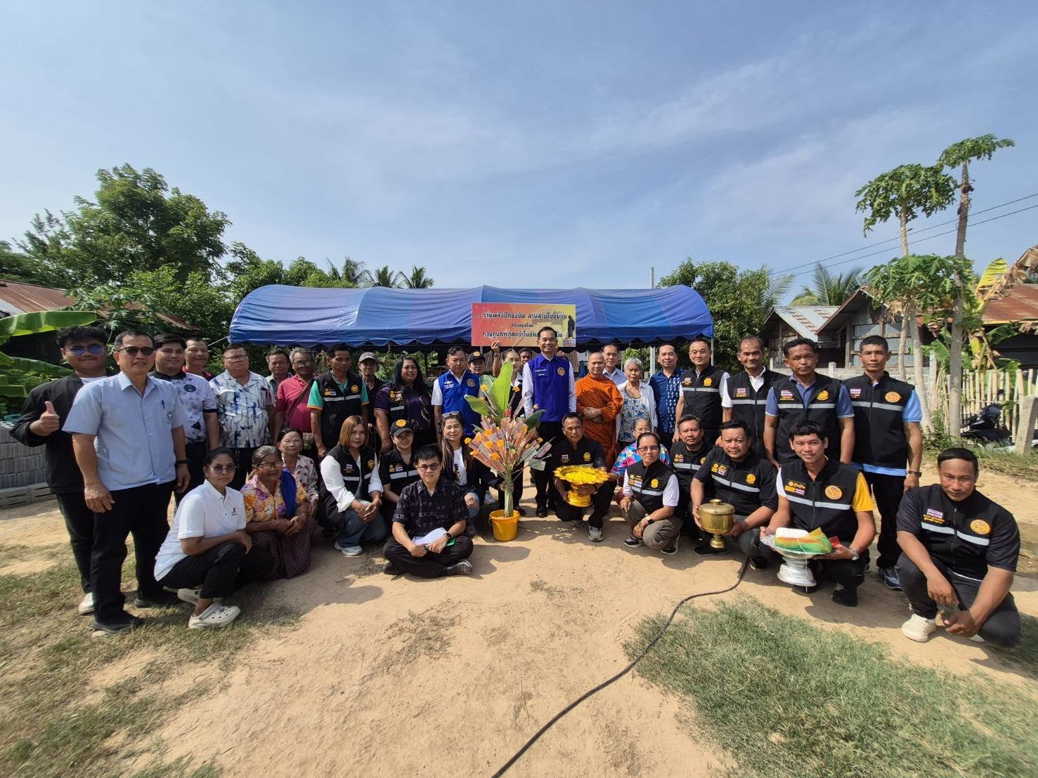 นายอำเภอปักธงชัย นำทีมปักธงสร้างสุข ประกอบพิธีลงเสาเอกโครงการรวมพลังปักธงชัย สานสายใยชุมชน ณ ตำบลสำโรง