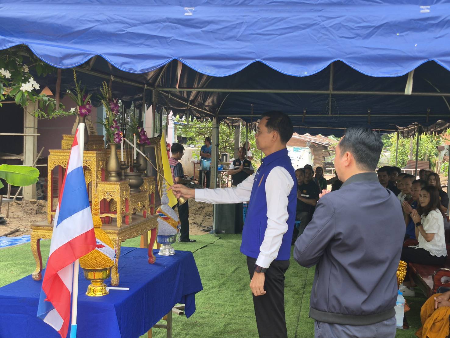 นายอำเภอปักธงชัย นำทีมปักธงสร้างสุข ประกอบพิธีลงเสาเอกโครงการรวมพลังปักธงชัย สานสายใยชุมชน ณ ตำบลสำโรง